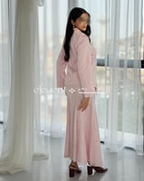 طقم روز لوكس الوردي بجاكيت سادة وتنورة دانتيل كامل...