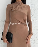 فستان سهرة طويل ضيق موكا استرتش بتفاصيل درابيه أني...