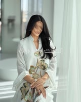 جلابية أنيقة مطرزة بورود ممتدة بقصة انسيابية ساترة