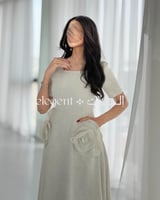 فستان ناعم مزين بورود جانبية