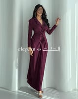 فستان عنابي أنيق بقصة صدر محددة