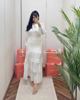 فستان أبيض بكسرات وطبقات أورجنزا ناعمة