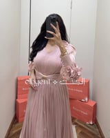 فستان سهرة ناعم وردي بطيات وأكمام مزينة بالورود
