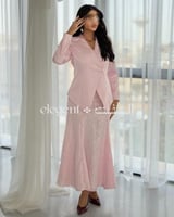 طقم روز لوكس الوردي بجاكيت سادة وتنورة دانتيل كامل...