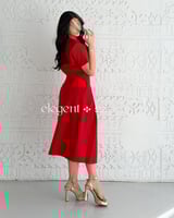 تيور احمر أنيق ببلوزة قصيرة وتنورة بقصة ناعمة