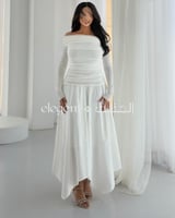 فستان أبيض ساتر أنيق بقصة ناعمة وتصميم ساتر