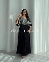 فستان سهرة مطرز بالترتر الفضي مع تنورة مكسره أنيقة