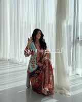 جلابية مزخرفة متعددة الألوان بتصميم تراثي أنيق