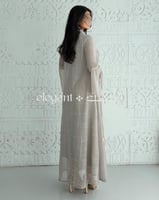 جلابية بتطريز فاخر بقصة انسيابية وأكمام واسعة