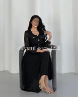 فستان أسود رسمي دانتيل مكسر بكم طويل وزرار ذهبية