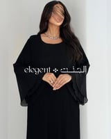 جلابية سوداء مكسره بقصة انسيابية وأكمام واسعة