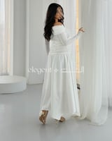 فستان أبيض ساتر أنيق بقصة ناعمة وتصميم ساتر