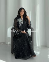 جلابية سوداء مزخرفة بتطريز فاخر