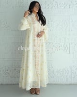 جلابية أنيقة بتطريز فاخر وقصة انسيابية