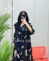 جلابية سوداء مزينة بنقوش زهور ملونة أنيقة