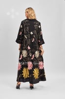 جلابية سوداء مزينة بنقوش زهور ملونة أنيقة