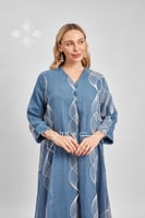 جلابية نسائية أنيقة زرقاء بتطريز أبيض بنمط هندسي ع...