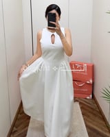 فستان أبيض ناعم بتصميم فاخر – أنوثة وأناقة مطلقة