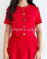 تيور احمر أنيق ببلوزة قصيرة وتنورة بقصة ناعمة