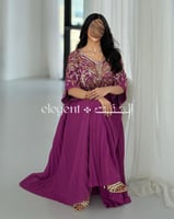 فستان سهرة فوشي بتطريز ذهبي لامع وقصة مكسرة