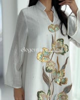 جلابية أنيقة مطرزة بورود ممتدة بقصة انسيابية ساترة