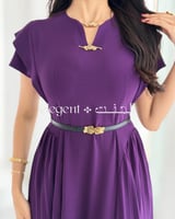 فستان بنفسجي ناعم بكسرات كلاسيكية وتفاصيل وردية ذه...