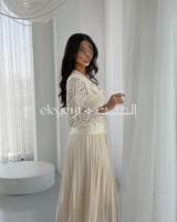 فستان دانتيل بيج مكسر أنيق بخصر محدد وتفاصيل ذهبية