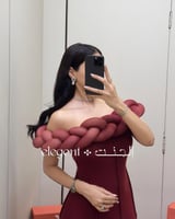فستان سهرة برغندي بأكتاف مضفرة قصة ناعمة وأنيقة