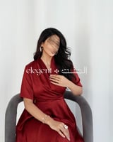 فستان عنابي بتصميم ملتف وقصة أنثوية