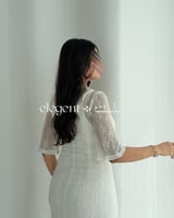 فستان دانتيل أنيق بقصة ناعمة وكسرات أمامية