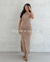 فستان بيج ملكي بكتف واحد وتطريز ذهبي