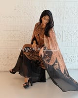 جلابية شيفون مطبعة بأكمام بشت – تصميم أنيق واسع