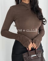 فستان سهرة فاخر استرتش بني وميكادو أسود بتفصيلة لؤ...