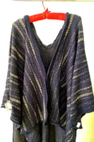 رداء بقبعة مع جيوب وبروش أنيق وعملي.