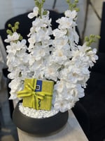 ورد صناعي و شوكولاته