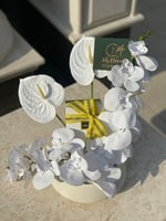 ورد صناعي و شوكولاته