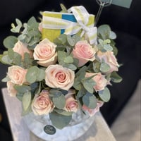 فازة سمك 20 ورده جوري+ شوكولاته