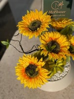 ورد صناعي وشوكولاته