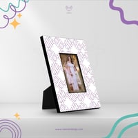 برواز بإطار خشبي