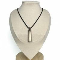 سلسال بحبل اسود و تعليقة مستطيلة معدنية مع حفر حسب...