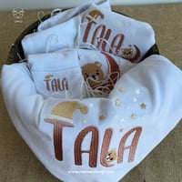 طقم أطفال مواليد مع تطريز الاسم حسب الطلب