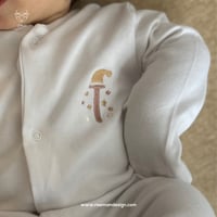 طقم أطفال مواليد مع تطريز الاسم حسب الطلب