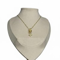 سلسال ذهبي بتعليقة نجمة لامعة مع لؤلؤة ناعمة