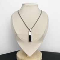 سلسال فضي بتعليقة مستطيلة مع حفر حسب الطلب