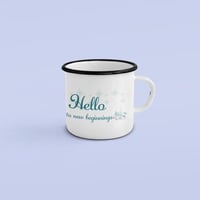 كوب المونيوم بتصميم ثلجي لبداية السنة