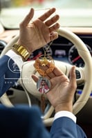 تعليقه سياره صوره واسم او حرف