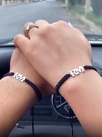 أساور الحروف بالخيط الأسود