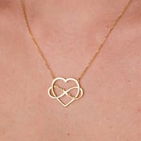 قلادة اسم شخصية مع قلب ولانهاية