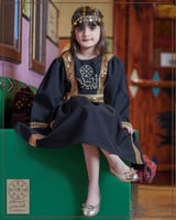 فستان اسود بشعار يوم التاسيس