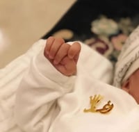 بروشات اطفال بالاسم مع تاج انيق